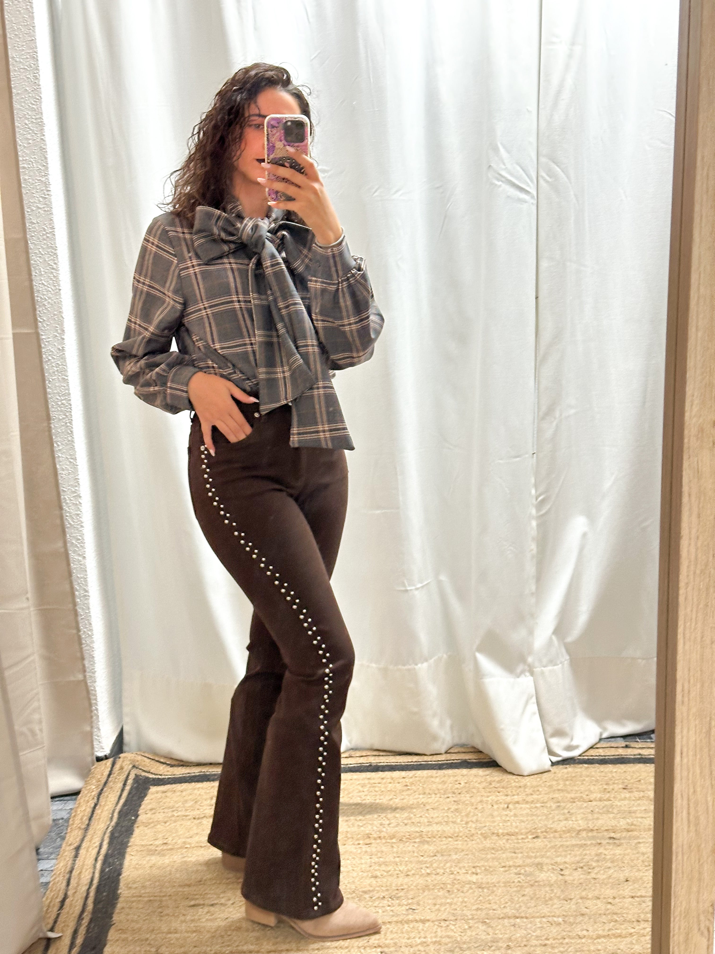 PANTALÓN CHOCOLATE TACHUELAS